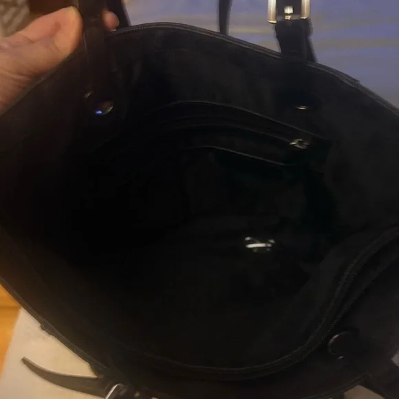 Michael Kors Black Shoulder Bag. Not New.. only worn about 2 times.. - Picture 4 of 8